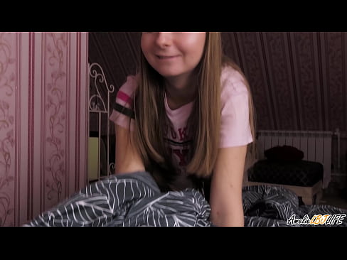 ❤️ Tarraingíonn Blondie BFF go domhain uirthi agus faigheann sí cum ina béal ️❌  Porn  linn