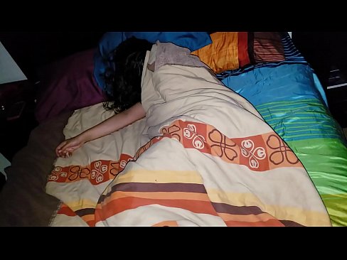 ❤️ Stepson ag bualadh lena leasmháthair óg agus í ina codladh. ️❌ Porn linn