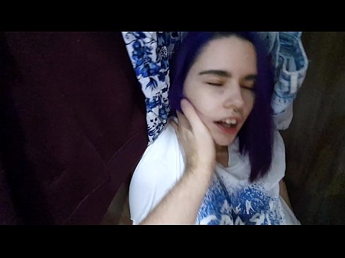 ❤️ Aimsíodh mo SIS sa closet agus chabhraigh sí cum ️❌ Porn linn